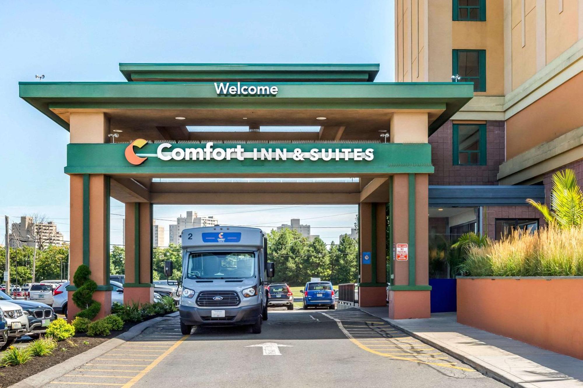 Comfort Inn & Suites Logan International Airport Revere Exterior photo