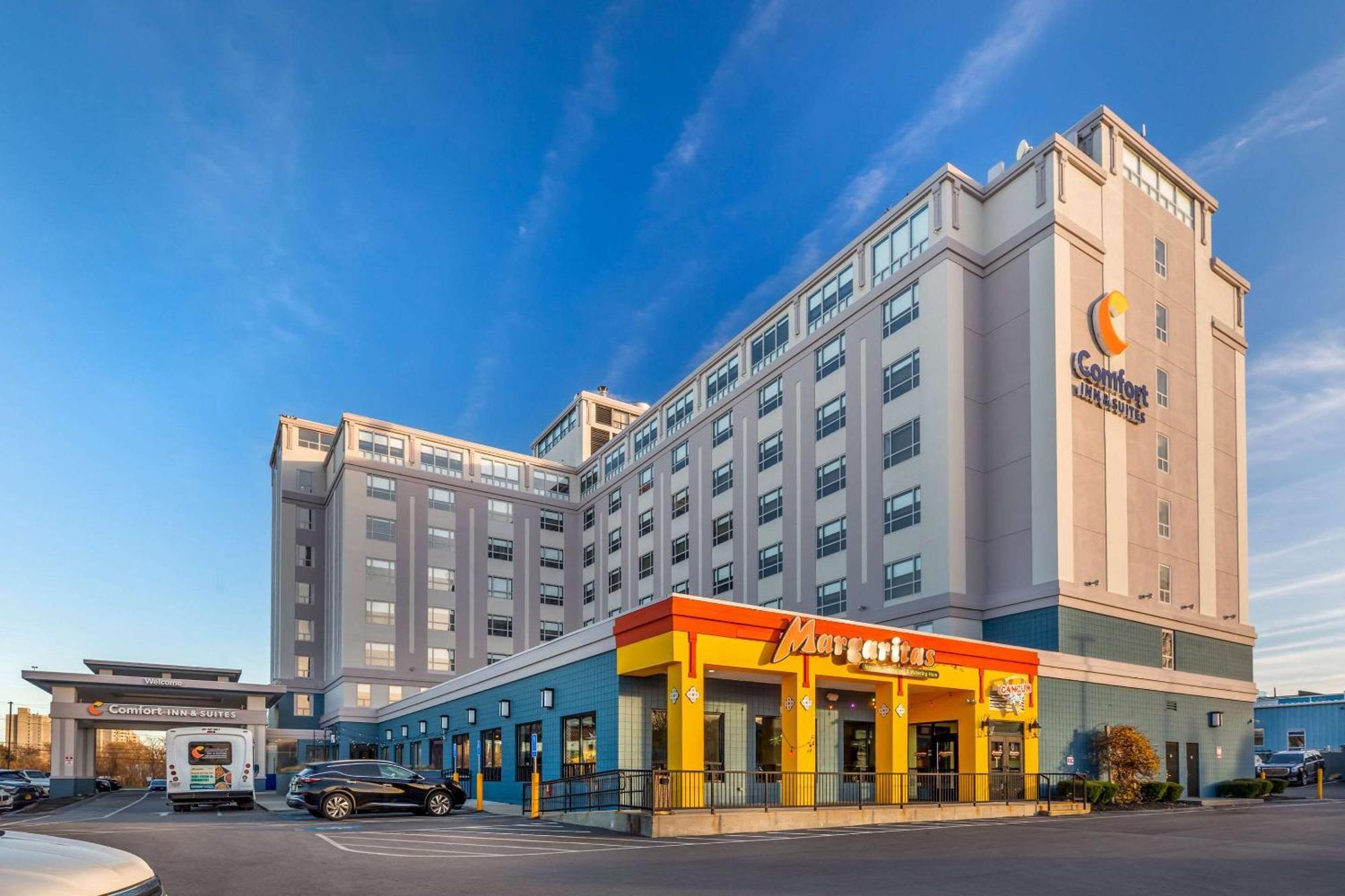 Comfort Inn & Suites Logan International Airport Revere Exterior photo