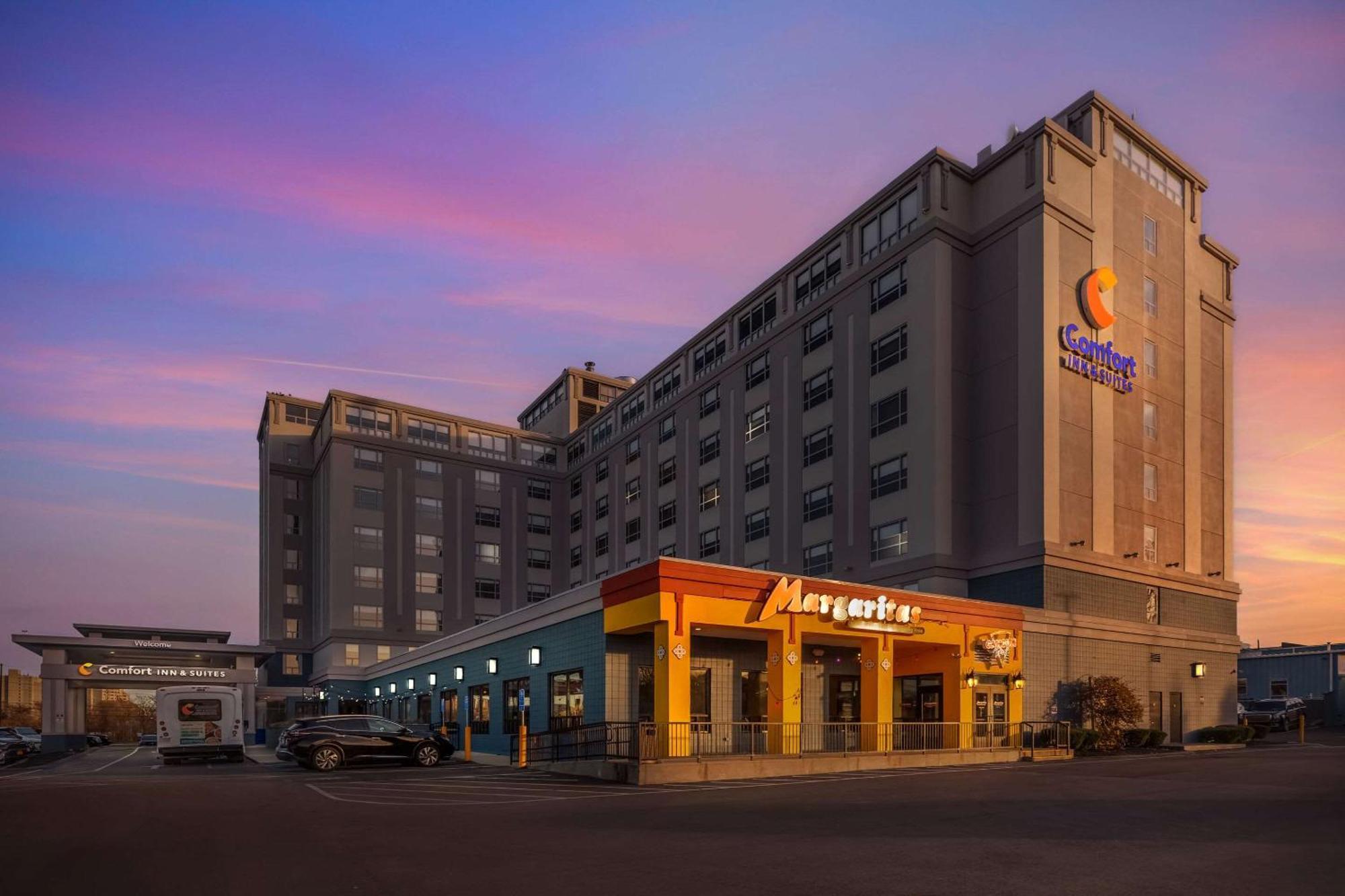 Comfort Inn & Suites Logan International Airport Revere Exterior photo